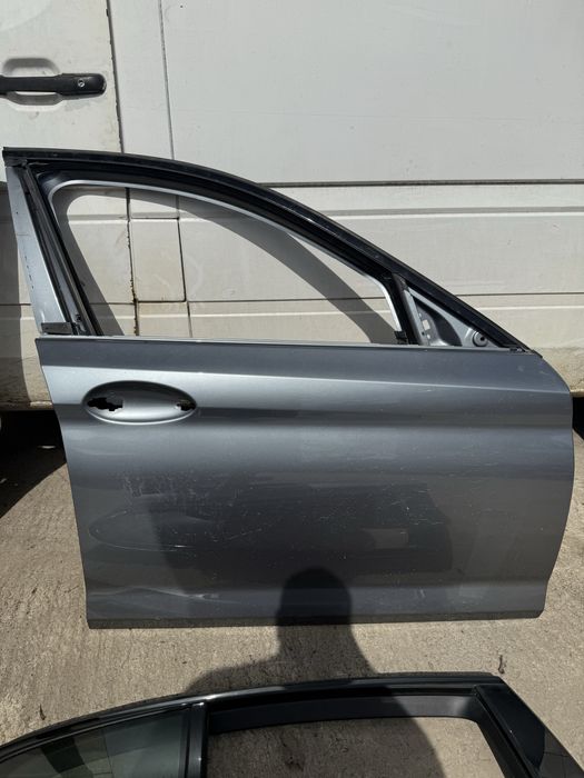 Предна дясна врата бмв г30 г31 bmw g30 g31 predna dqsna vrata