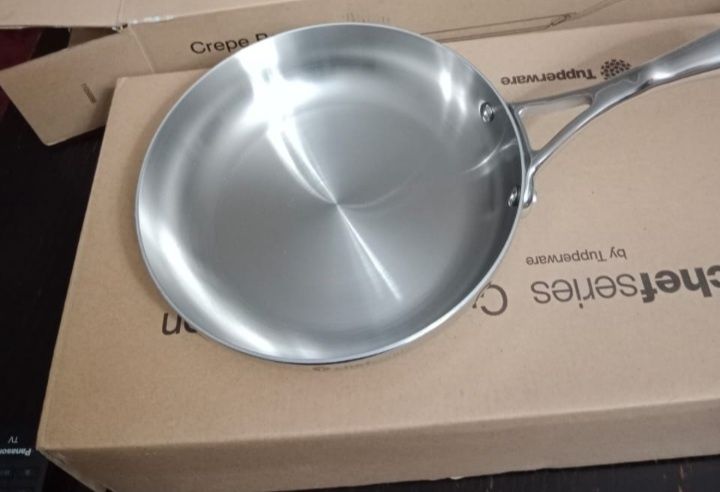 Сковорода Tupperware 20 см .