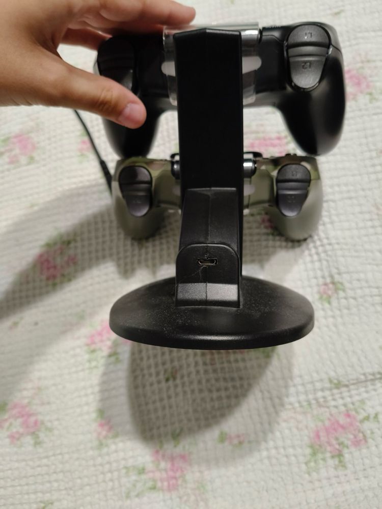 Playstation 4 конзола и 2 джойстика с подарък поставка