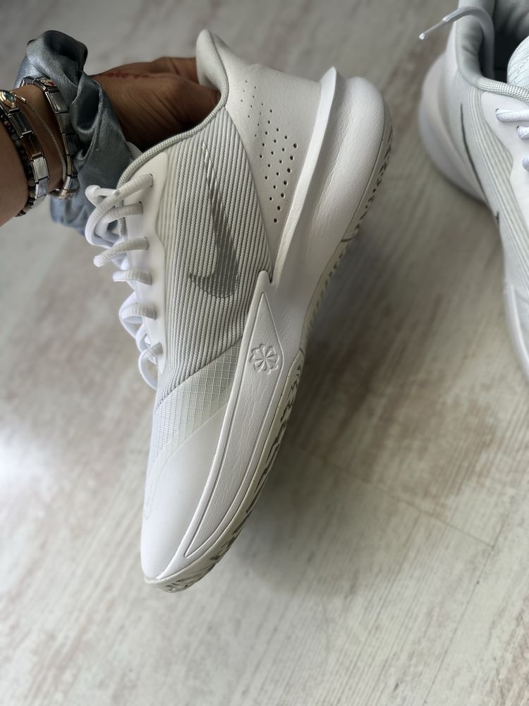 Nike маратонки бели