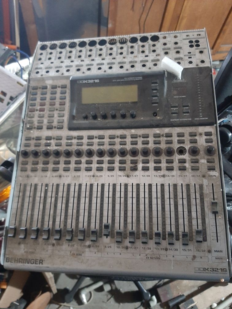 Продам пульт behringer