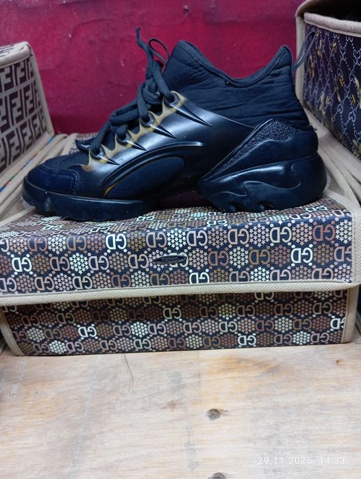 Кроссовки все фирма отдам не дорого