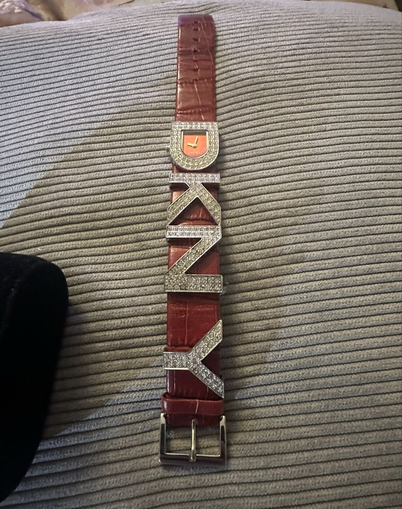 Орогинални часовници и Торбички GUESS