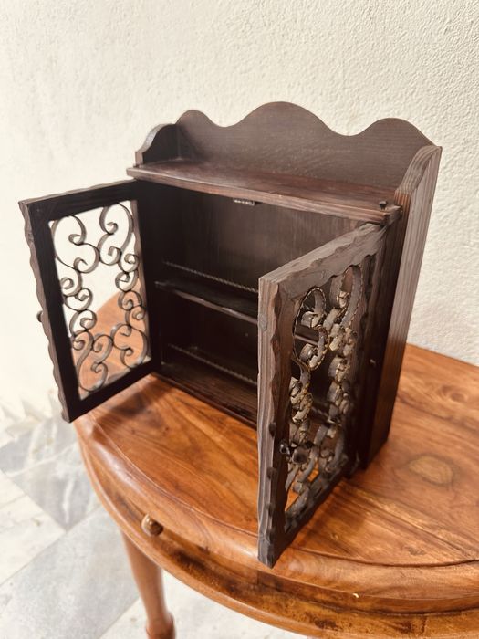 Ръчно изработен стенен шкаф с метлни релефни орнаменти на вратите