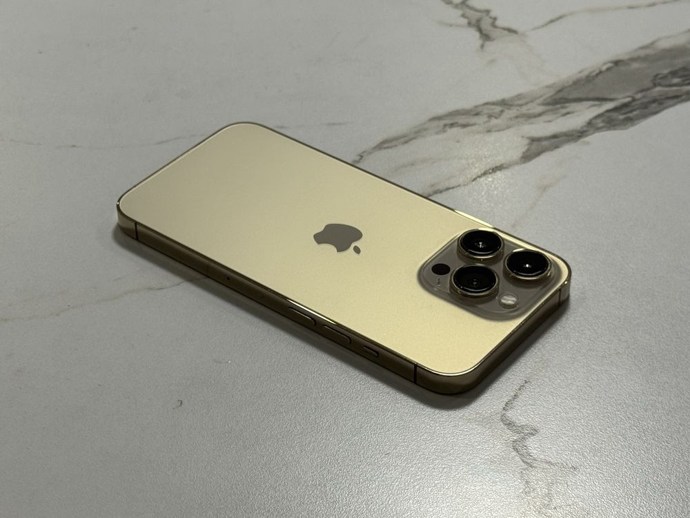 iPhone 13 Pro 256GB Gold с кейс и зарядно