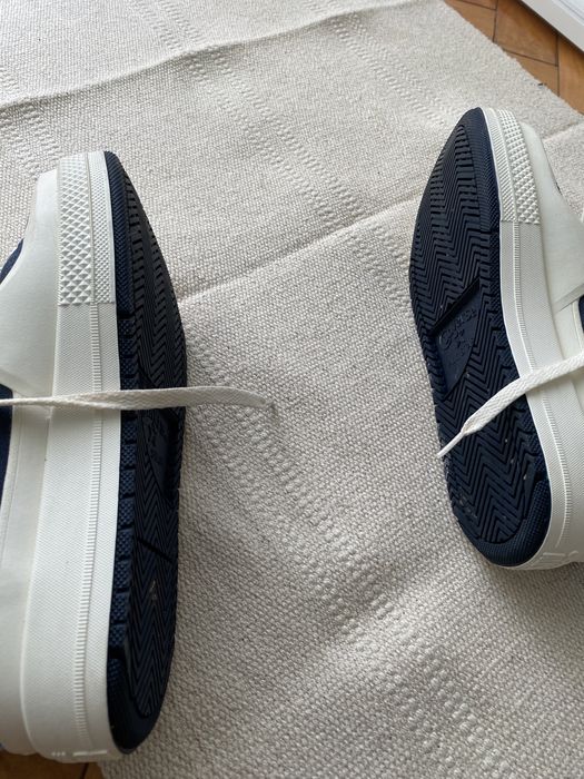 Converse alb si bleumarin