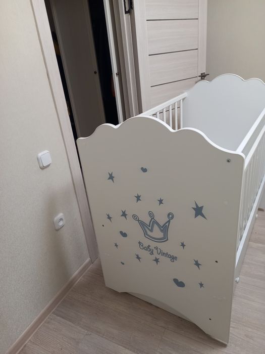 Кроватка новая белая.