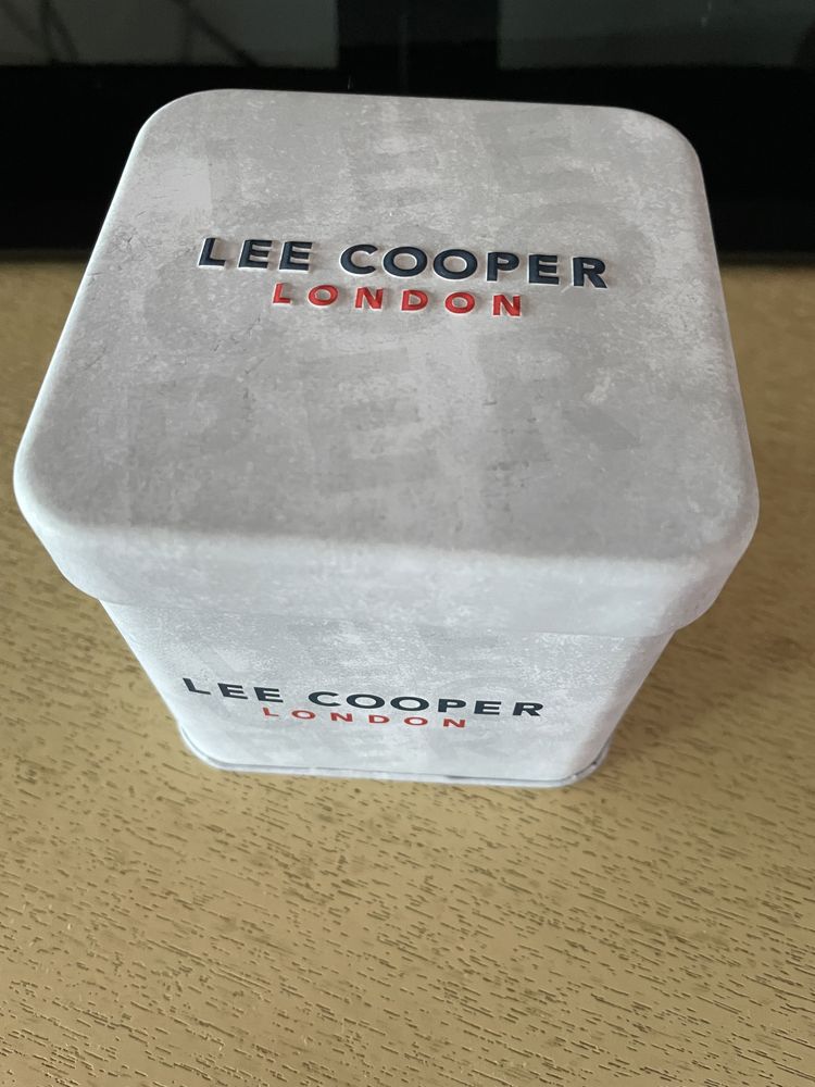 Дамски часовник Lee Cooper LC06937.130-златист