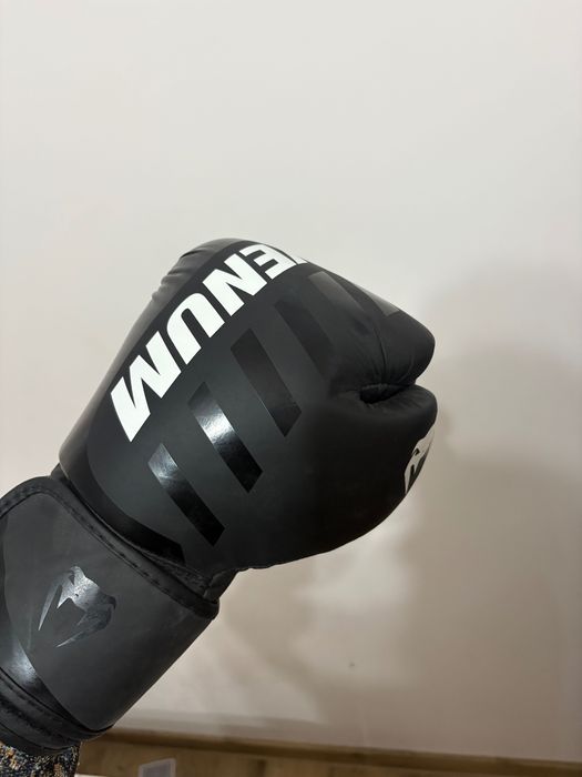 Mănuși box venum în stare perfectă