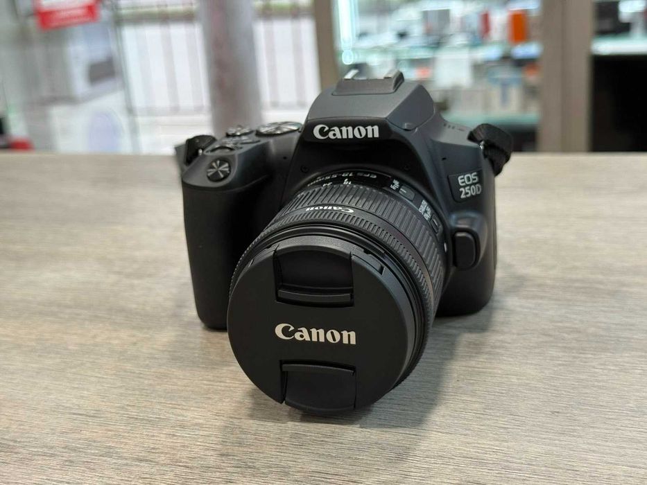 Canon EOS 250D + обектив EF-S 18–55mm