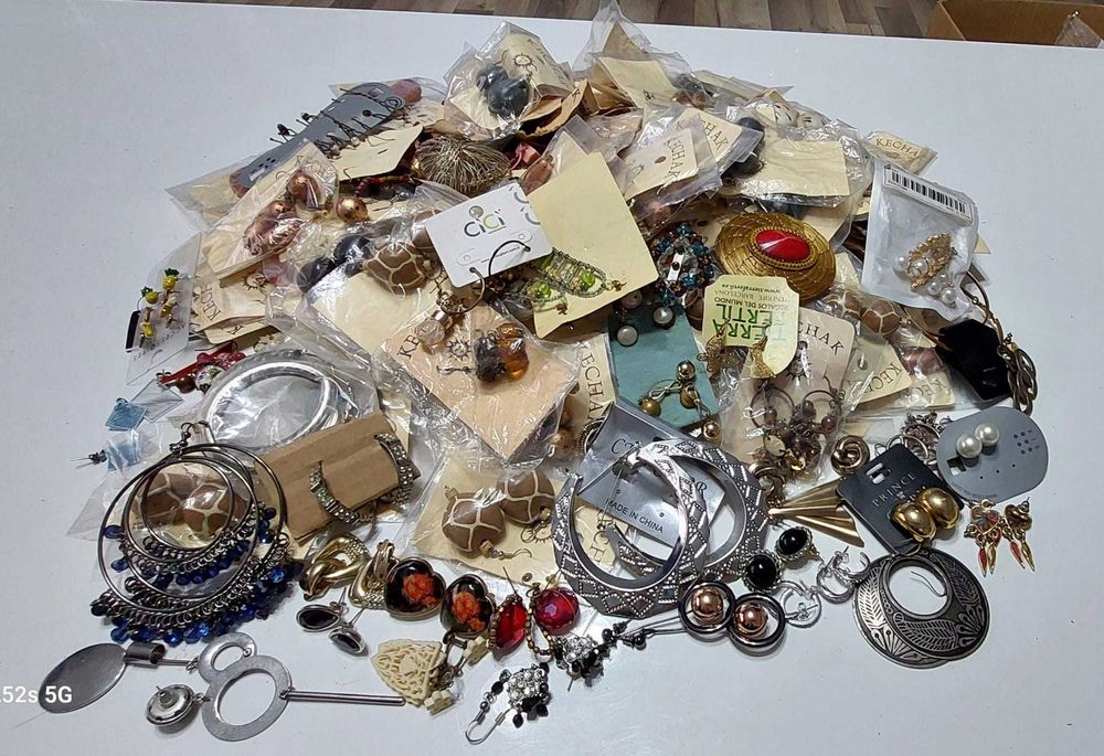 Lot vintage de diverse bratari, coliere, inele si pandative 13,5 kg