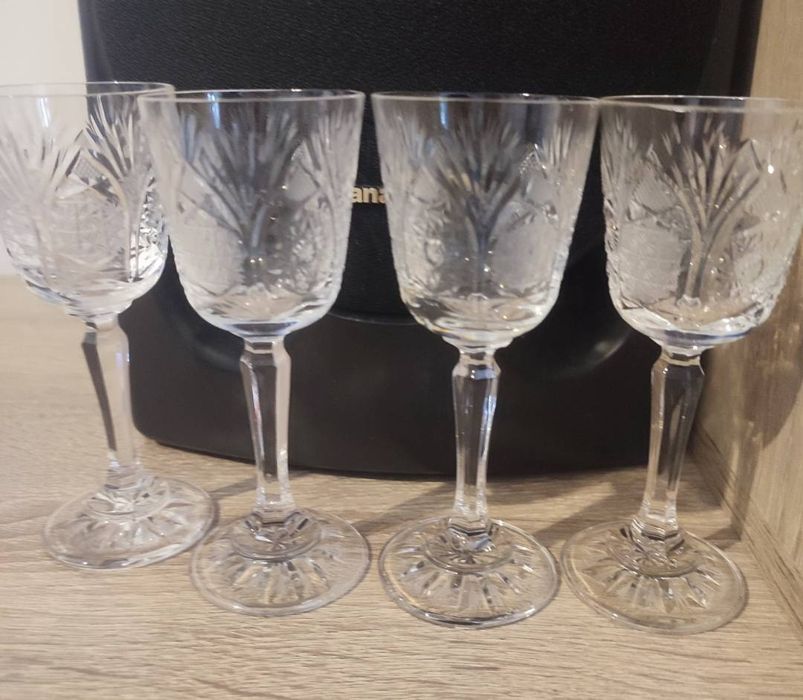 Кристални чаши със столче