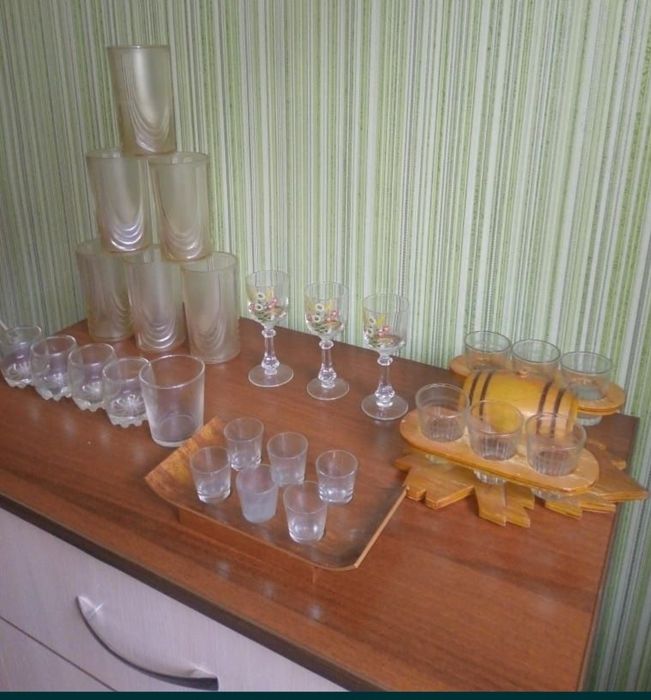 Продам посуду стаканы под напитки и рюмки за 2000, хорошем состоянии