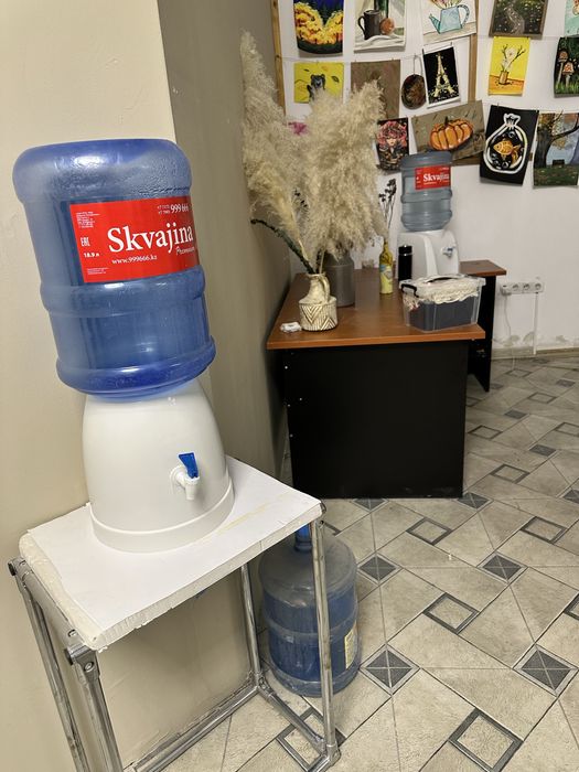 Диспенсер и 3 емкости для воды