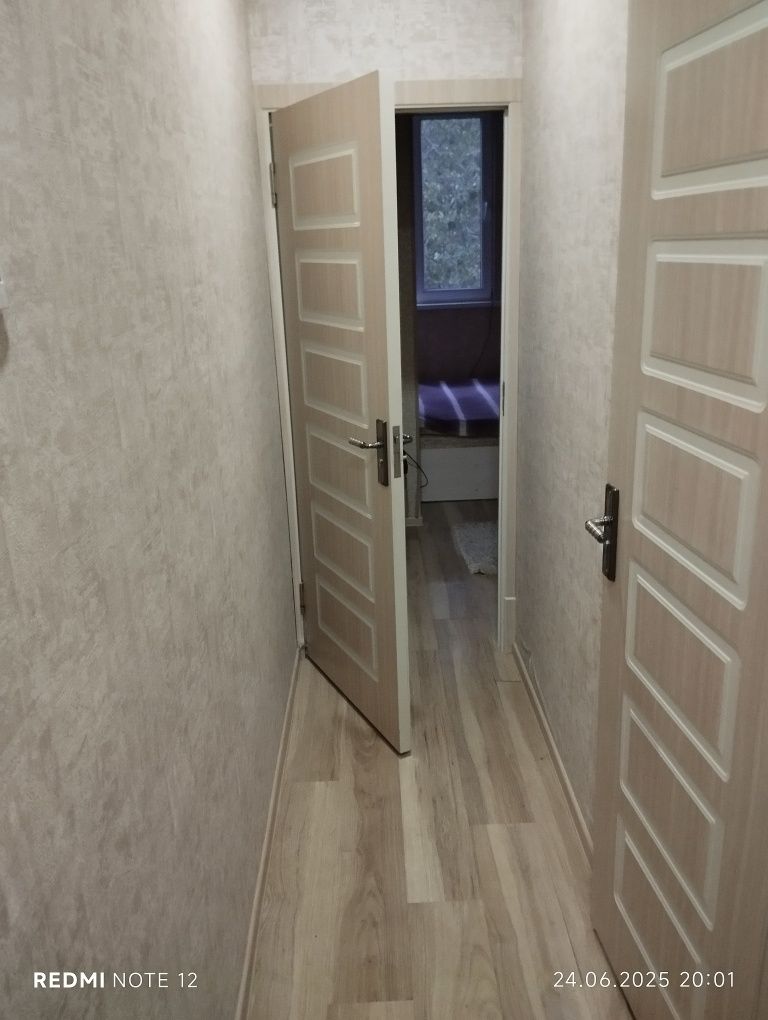Продаётся своя  1 ком.переделаннаяи в 2х квартира в центре Ташкента.