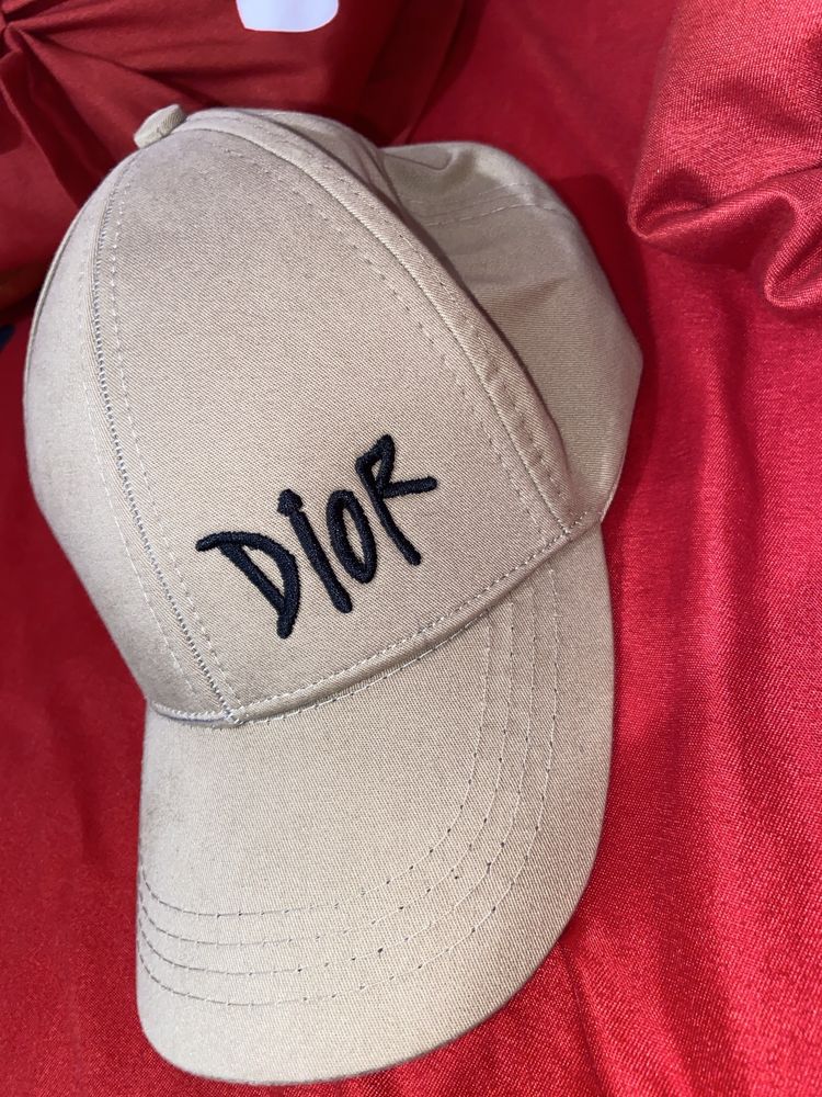 Шапка на dior носена е точно 3 пъти запазена е много