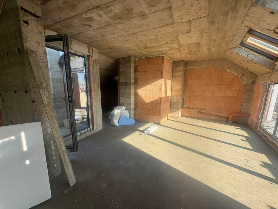 Продава се Тристаен апартамент в Варна, Център - 154 кв.м за 942 €/кв.м - Снимка #2