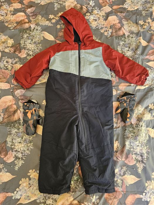 Продавам детски ескимос и ръкавици Kuniboo нови без етикет