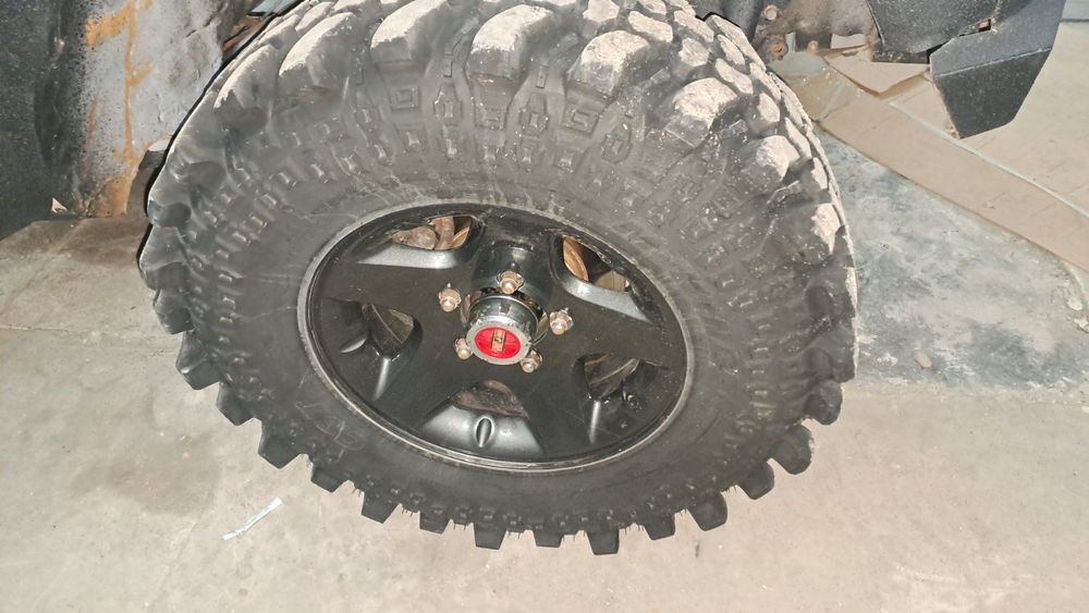 Продават се 16 цола за витара с гуми CST 32 10.5 16