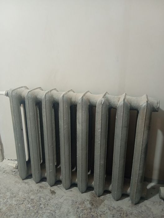 Продам бу Батареи чугунные 21 секция. Одна 8 секцияй, вторая. 7. И 4.я