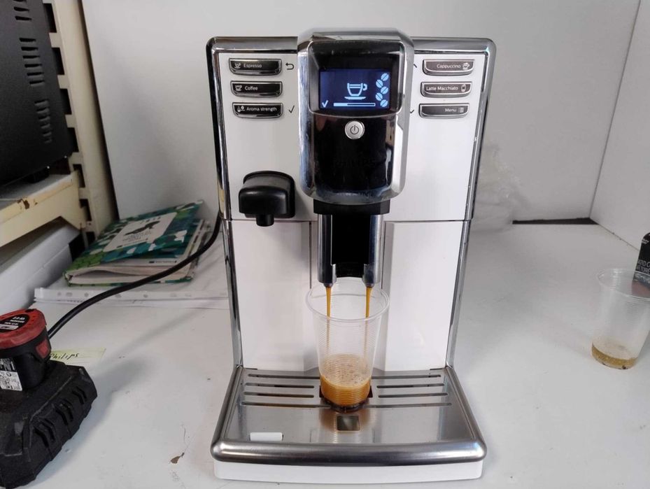 Бяла Кафемашина-Кафеавтомат Philips  5000 Series Капучино,Американо