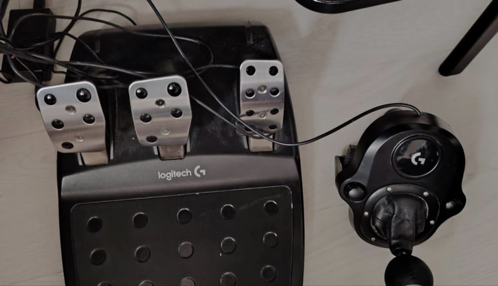 Set Logitech Driving Force (volan, pedale, schimbător)