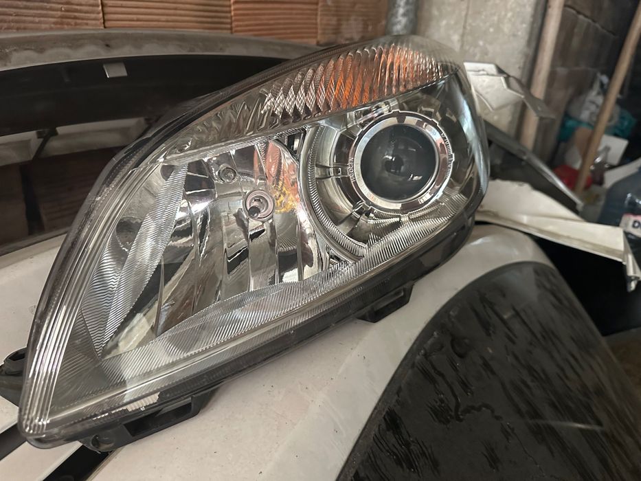 Преден ляв Фар за Шкода Фабия2010/11