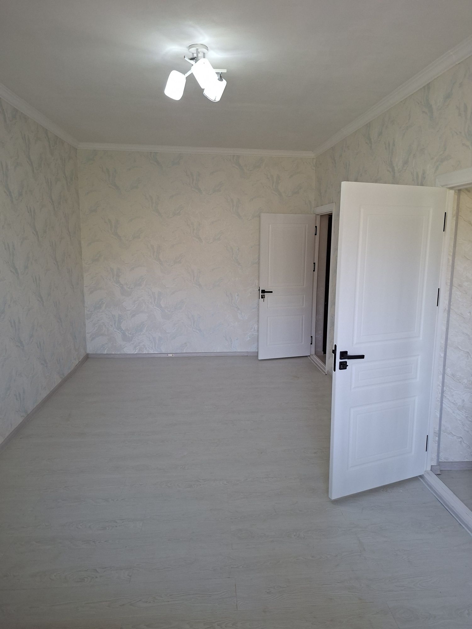 Продаётсия чилонзор 5кв 1/4/4 балкон 1,5/6