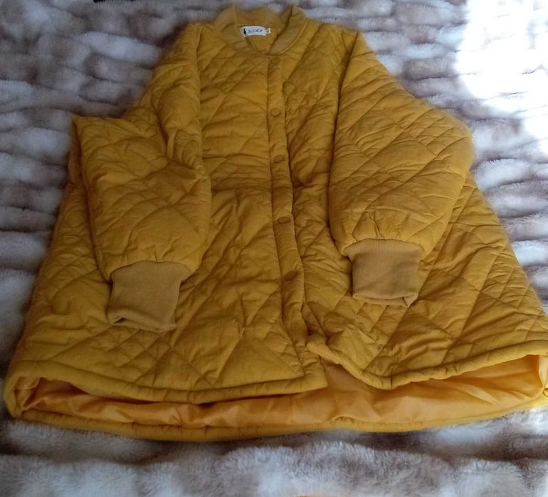 Ново, необличано олекотено дамско яке в слънчево жълт цвят.