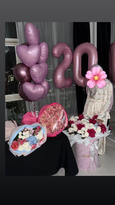 Большие цветы и гелевые шарики