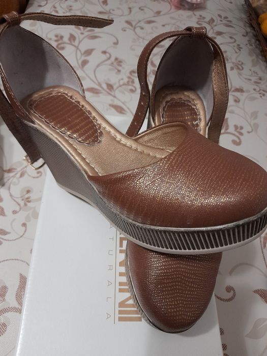 Vand saboti piele,foarte comozi.