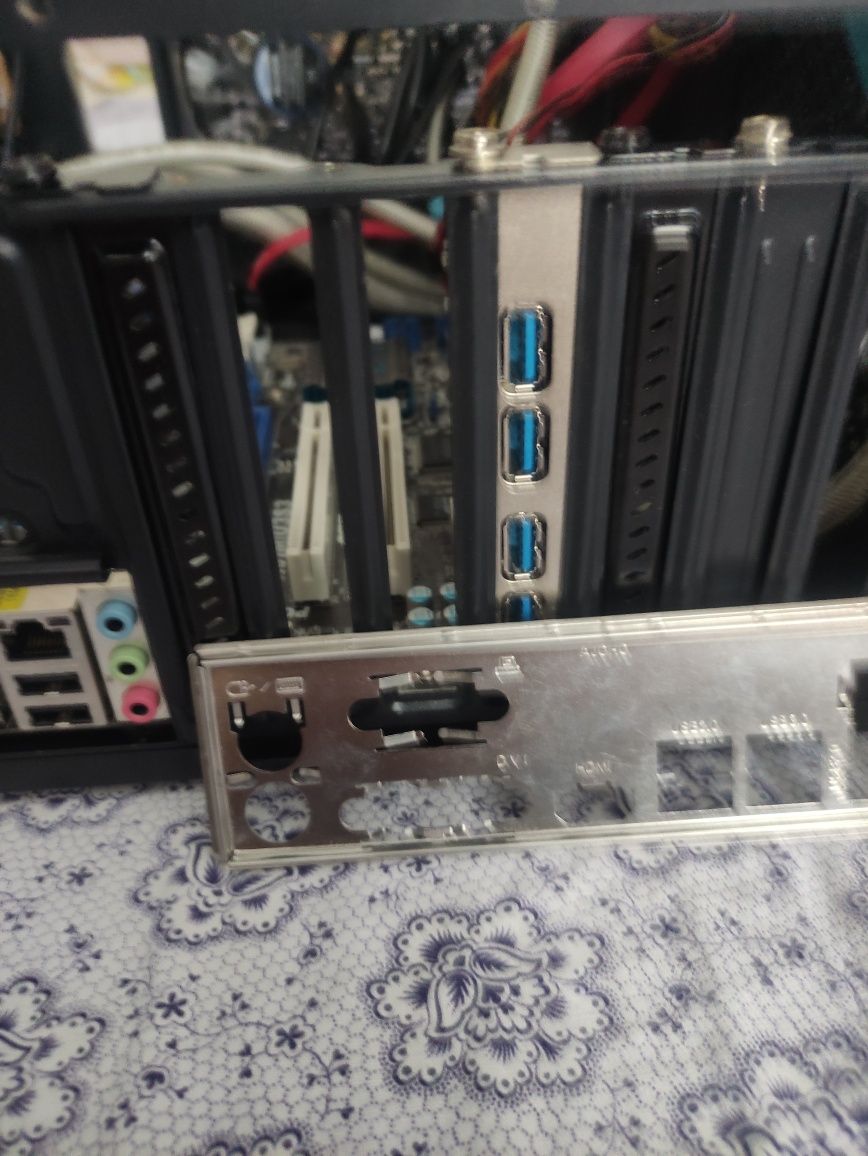 продавам дъно Asrock H61m и процесор
