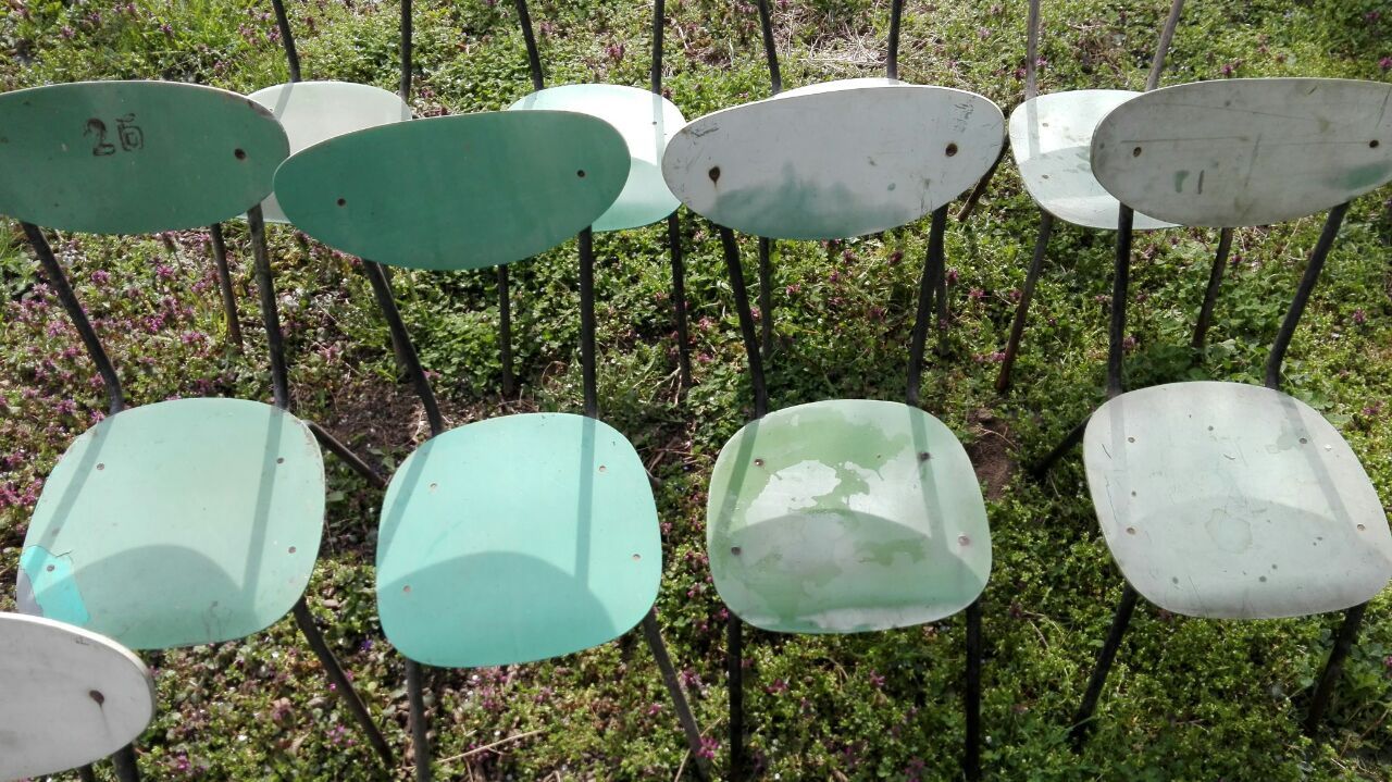 Пластмасови столове с метална конструкция