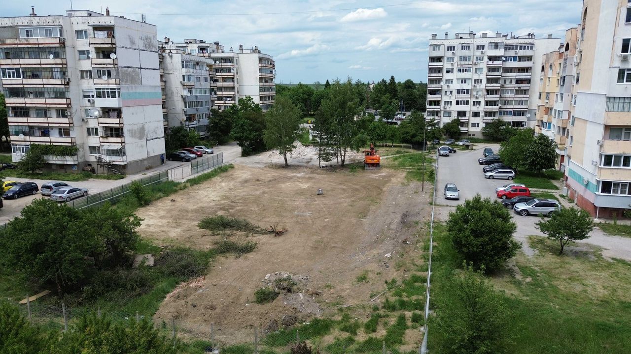 Продава се Двустаен апартамент в Търговище, Запад 3 - 63 кв.м за 932 €/кв.м - Снимка #13