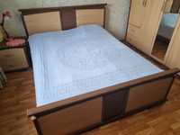Спальный гарнитур : кровать двуспальная ,тумбы и комод