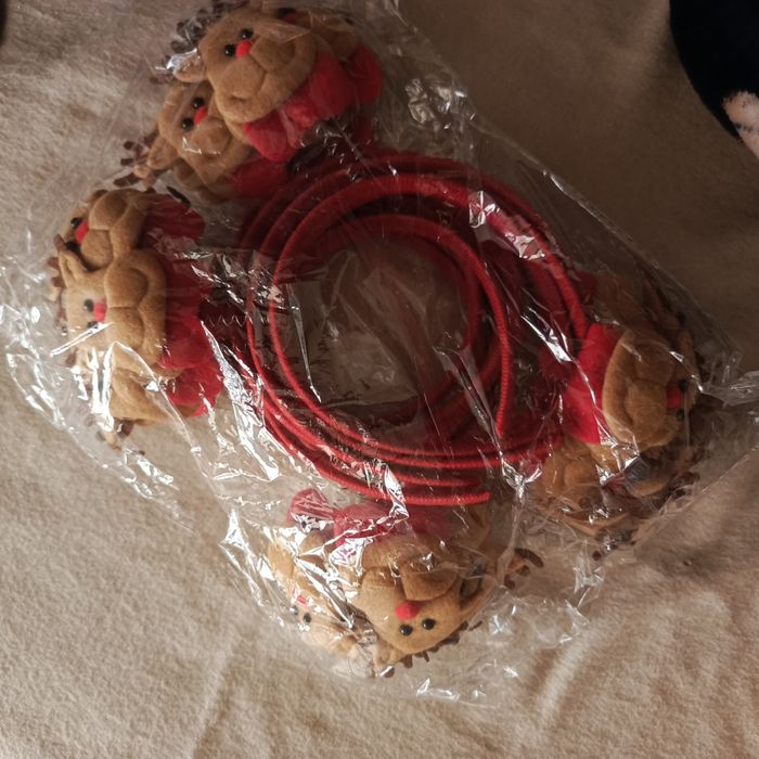 Yangi yilga korona, obodok labubu, kiyik, qor parchali.