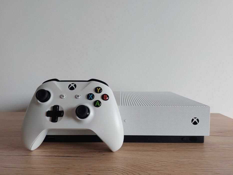 Vând consolă Xbos One S, 1TB