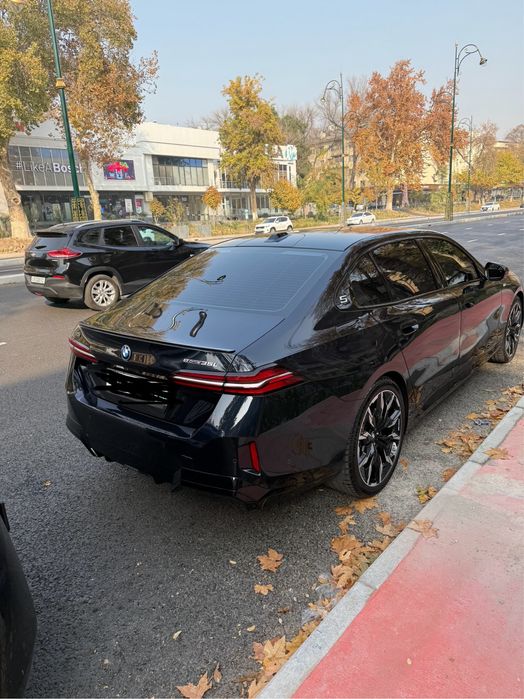 Продам BMW i5 35L пробег 2500 км