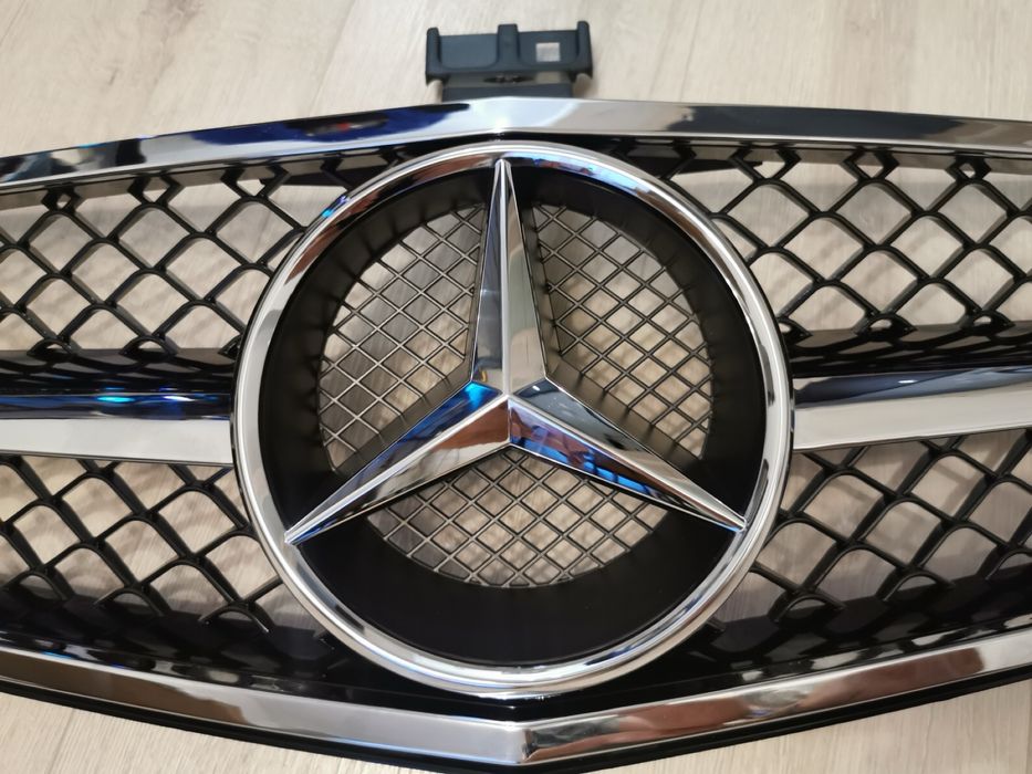 Решетка с емблема тип C63 AMG за Mercedes W204