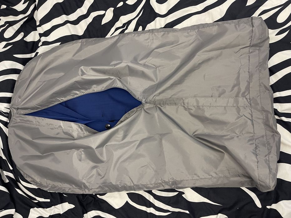 Costum Hugo original cu etichete.