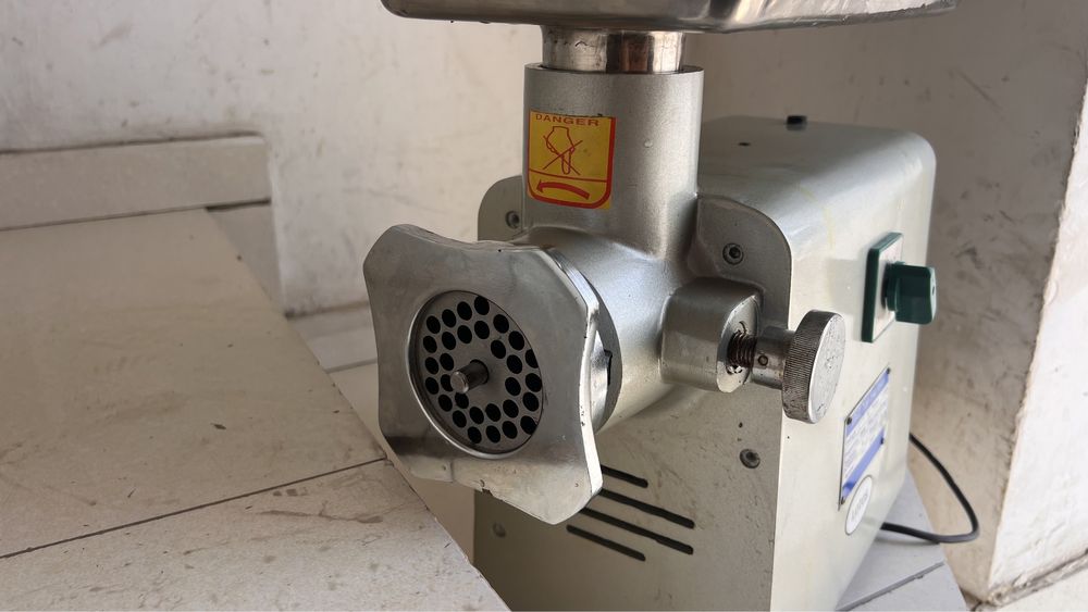 Мясорубка электречиский 220 w