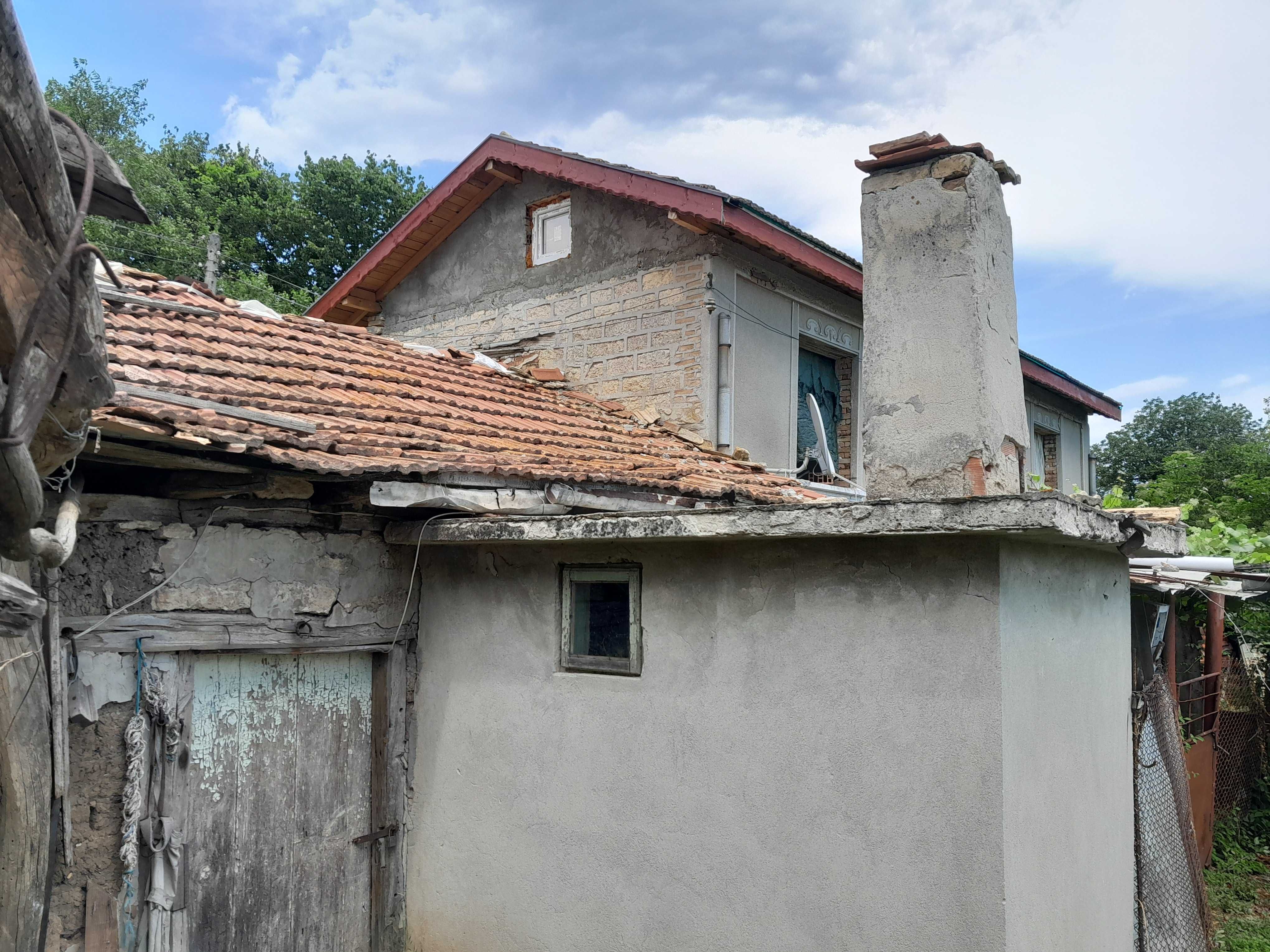 Собственик продава Двуетажна къща в с. Засмяно обл. Варна.