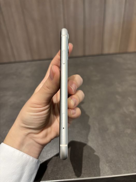 iPhone 11 • 128GB • Бял • Много добро състояние