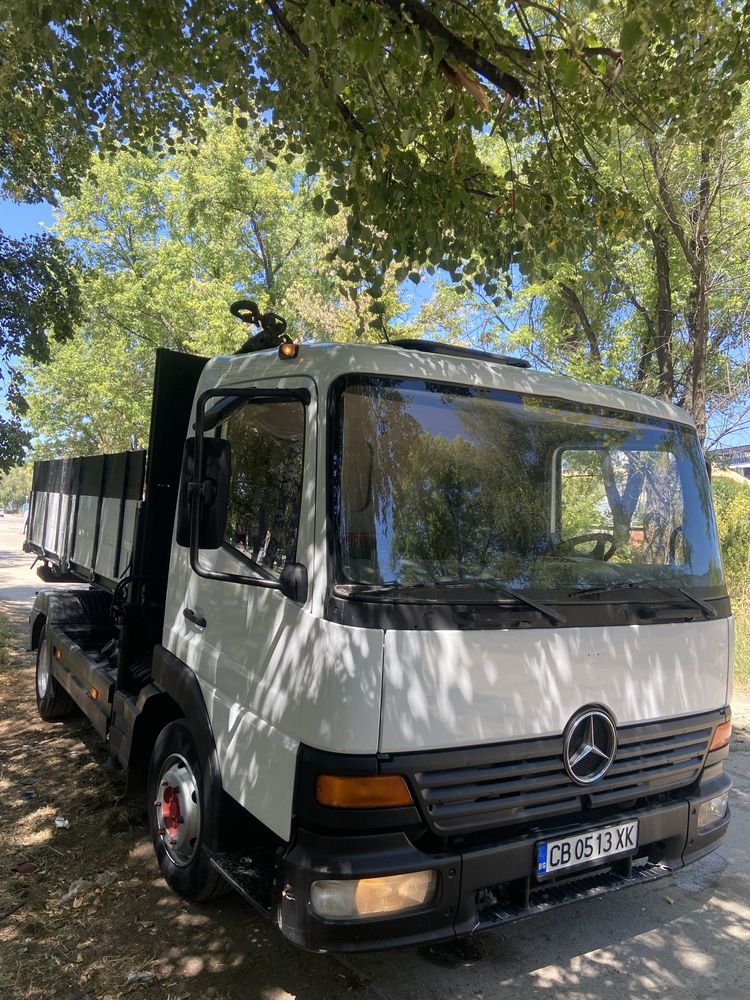 Mercedes atego тристранен самосвал с кран