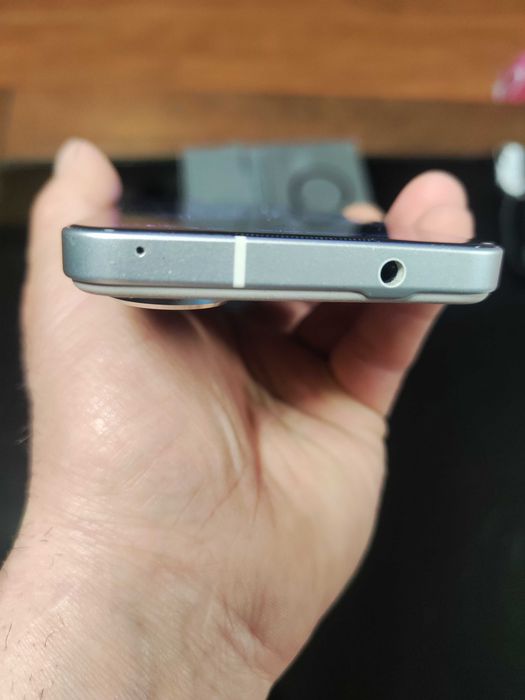 Продавам ASUS Zenfone 9