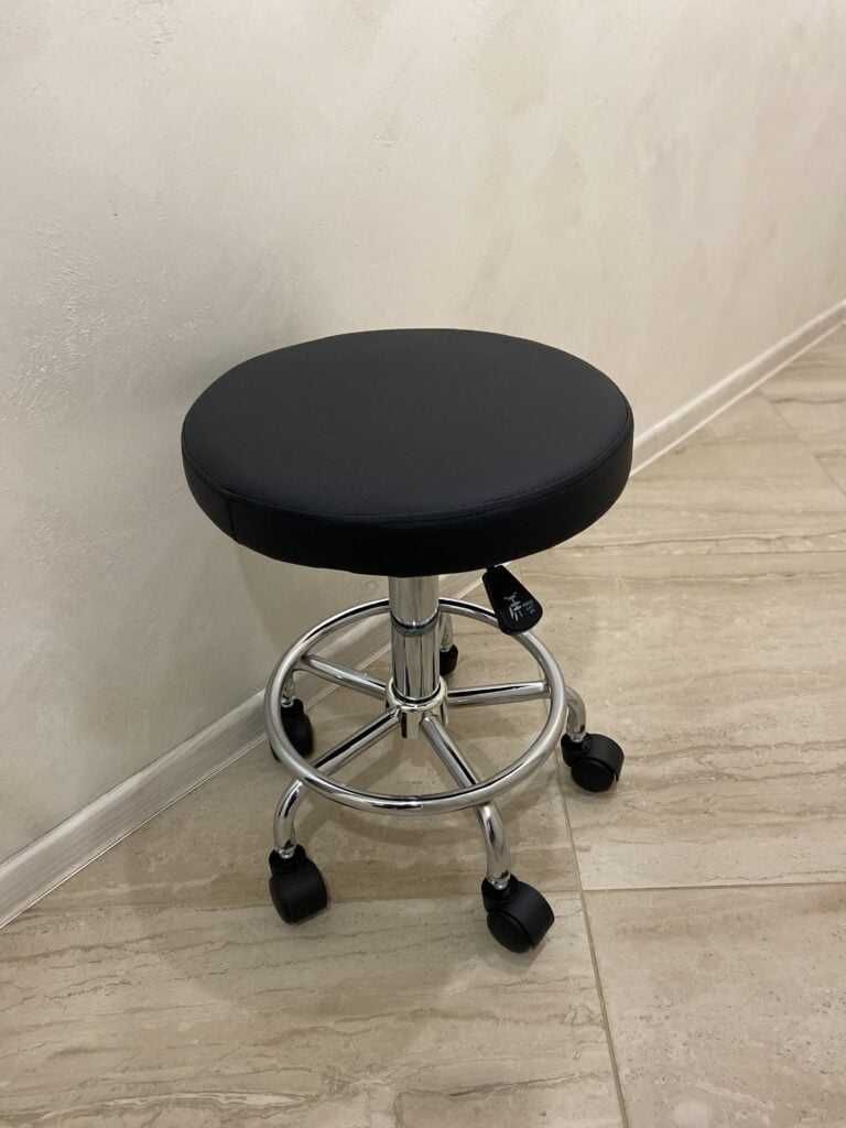 Козметична табуретка с колелца / Козметичен стол
