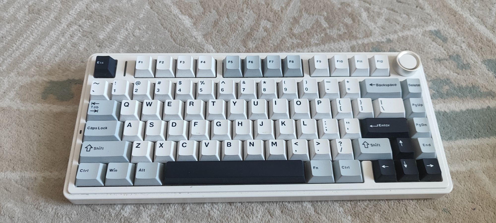 Продам клавиатуру Alua F75
