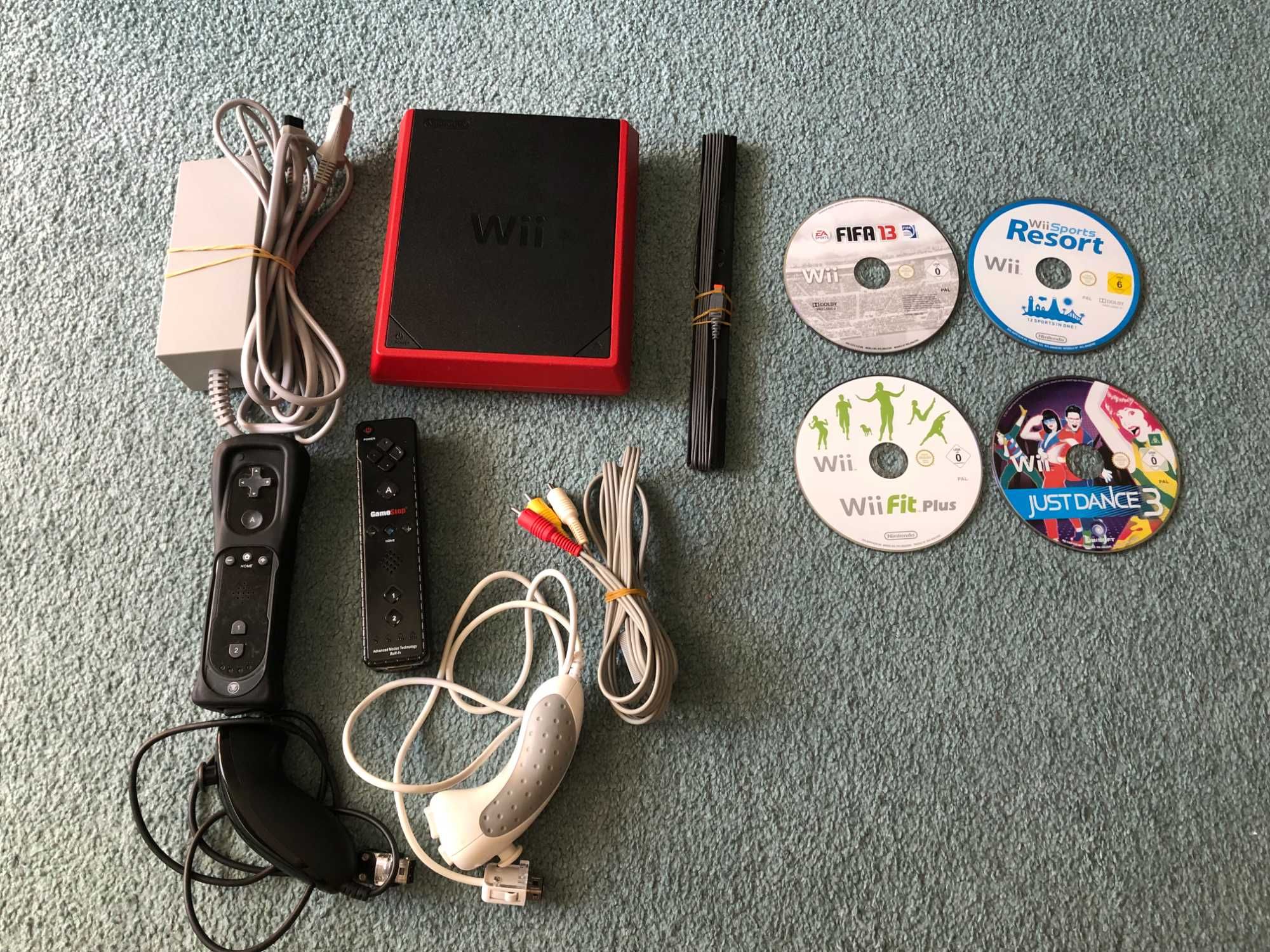 Consola Nintendo Wii mini + 2 Manete + 5 jocuri