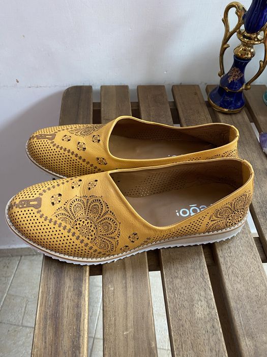 Espadrile noi de piele, comode, cu o broderie de mandale si floricele