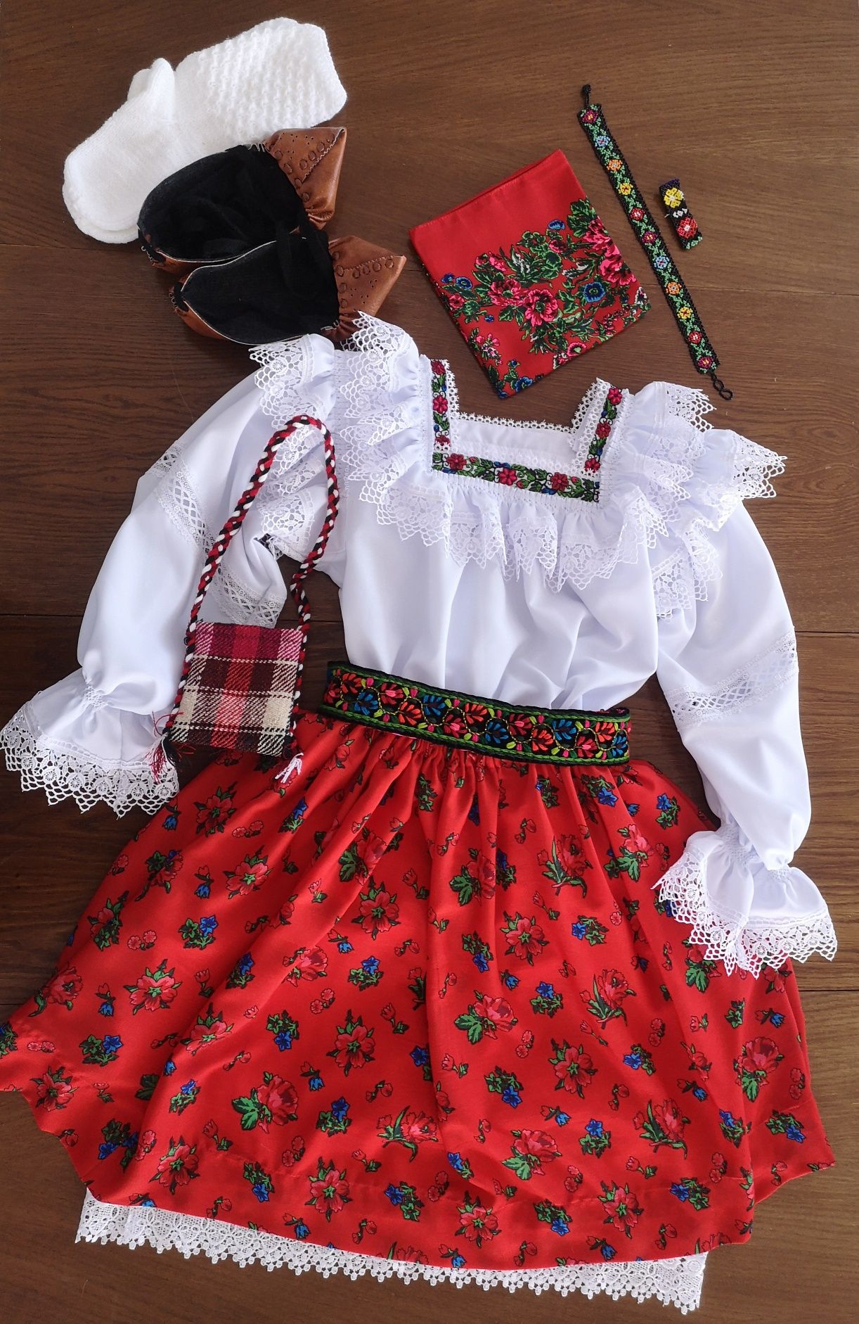 Costum popular complet pentru femei de Maramures rosu
